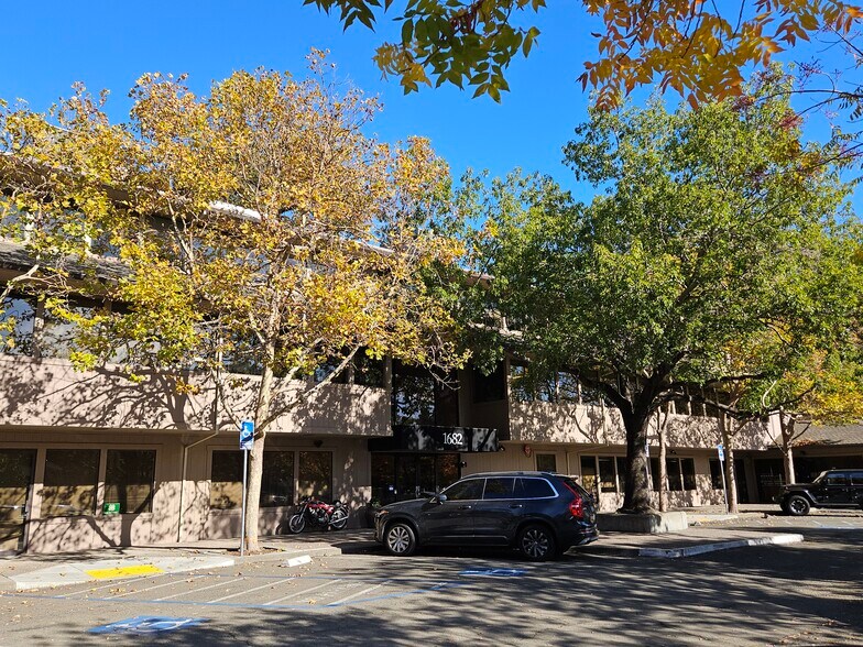 1682 Novato Blvd, Novato, CA à louer - Photo du bâtiment - Image 2 de 16