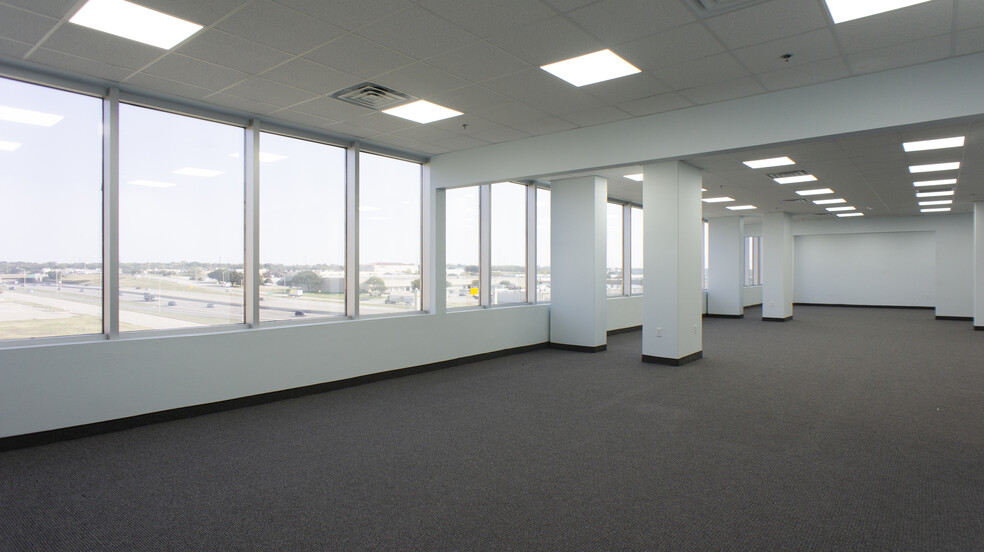 1220 W Trinity Mills Rd, Carrollton, TX for lease - Interior Photo - Image 2 of 25