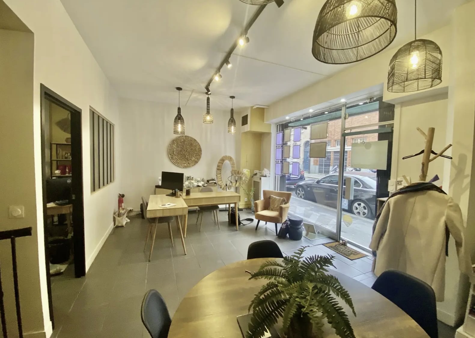 Retail in Paris for lease Interior Photo- Image 1 of 4