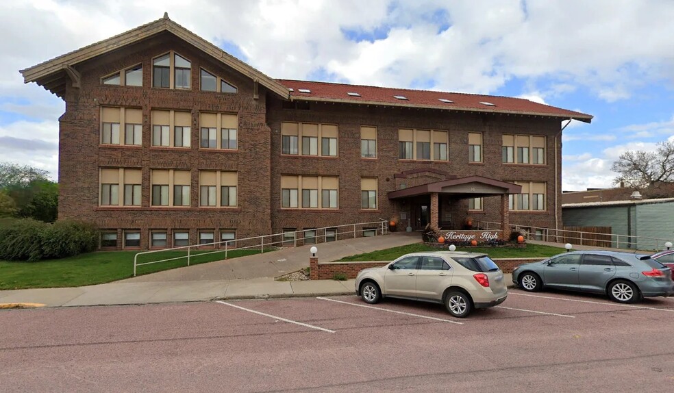 210 W Center St, Madison, SD for sale - Primary Photo - Image 1 of 11