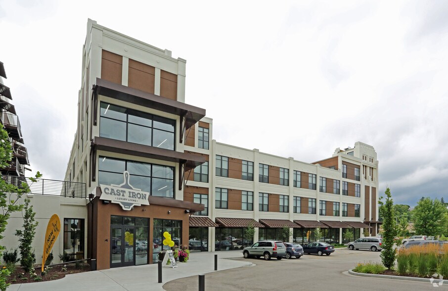 611 Veterans Ave, West Bend, WI à louer - Photo du bâtiment - Image 2 de 11