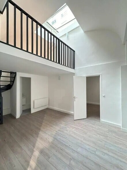 Multifamily in Paris for sale - Interior Photo - Image 3 of 7