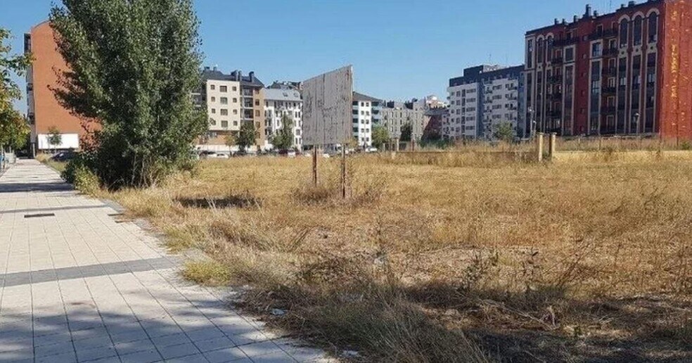 de Juan Pablo II, León, León for sale - Building Photo - Image 2 of 4