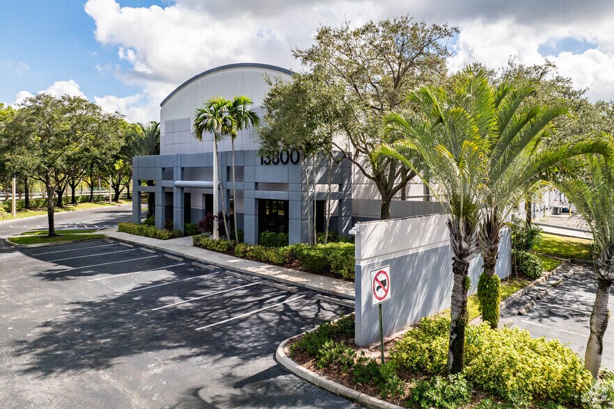 13800 NW 2nd St, Sunrise, FL à louer - Photo principale - Image 1 de 4