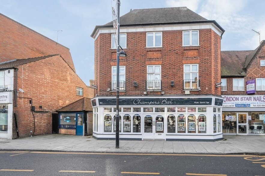 184 Field End Rd, Pinner à vendre - Photo du bâtiment - Image 2 de 16