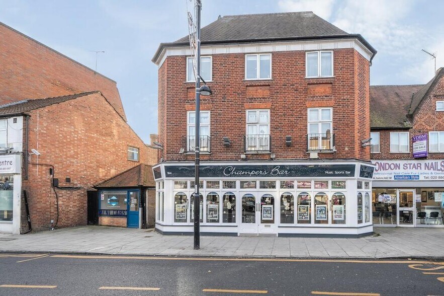 184 Field End Rd, Pinner à vendre - Photo du bâtiment - Image 2 de 16