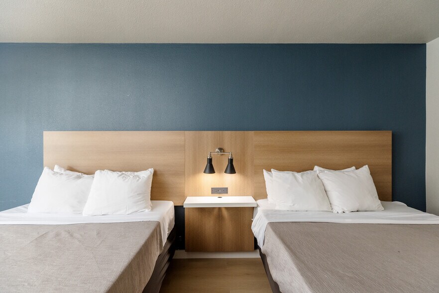 8247 NE Sandy Blvd, Portland, OR à vendre - Photo intérieure - Image 2 de 4