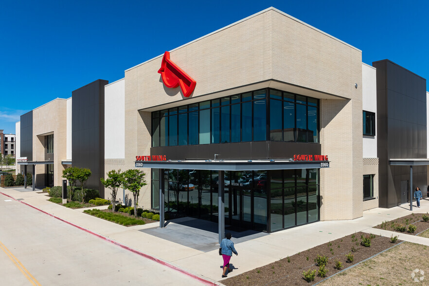 3560 W Camp Wisdom Rd, Dallas, TX for lease - Building Photo - Image 1 of 9