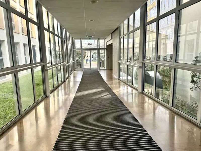 Bureau dans Villeurbanne à louer Hall d’entrée- Image 1 de 10