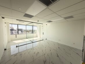 19790 W Dixie Hwy, Aventura, FL for lease Interior Photo- Image 1 of 1