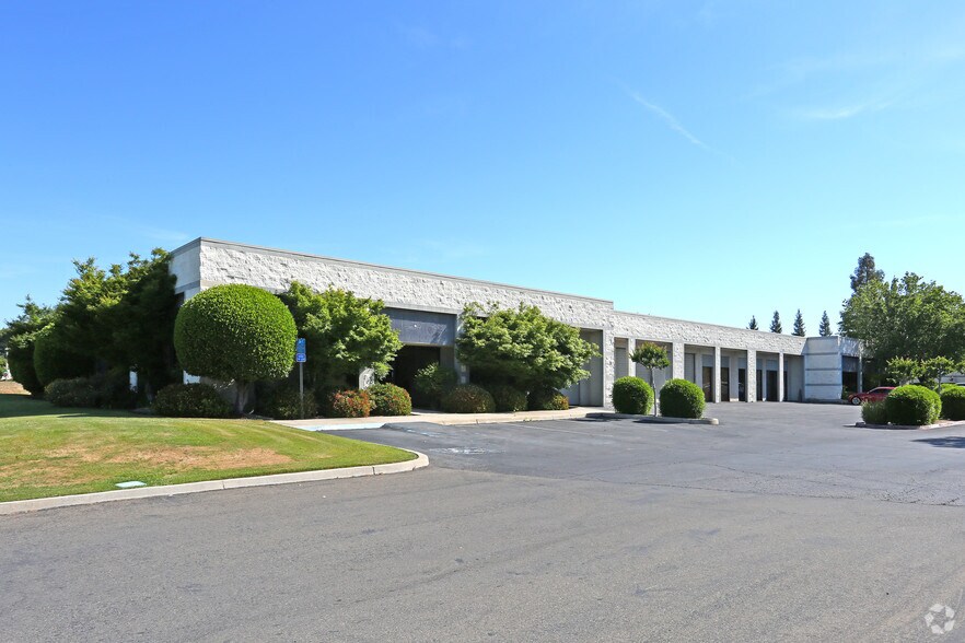2590 N Grove Industrial Dr, Fresno, CA for lease - Primary Photo - Image 2 of 19