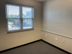 8005 Plainfield Rd, Cincinnati, OH à louer Photo intérieure- Image 2 de 9