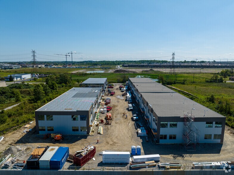 406 Pritchard Rd, Hamilton, ON à louer - Photo du bâtiment - Image 3 de 4