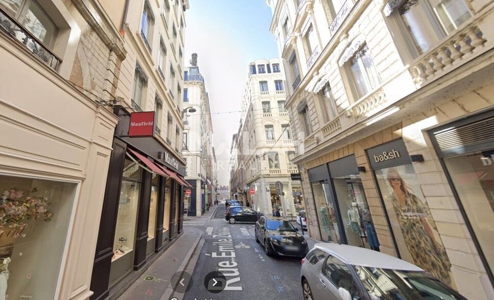 Retail in Lyon for lease - Building Photo - Image 3 of 5