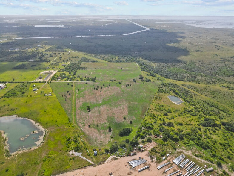 0 Blimp Base, Hitchcock, TX à vendre - Photo du bâtiment - Image 2 de 21