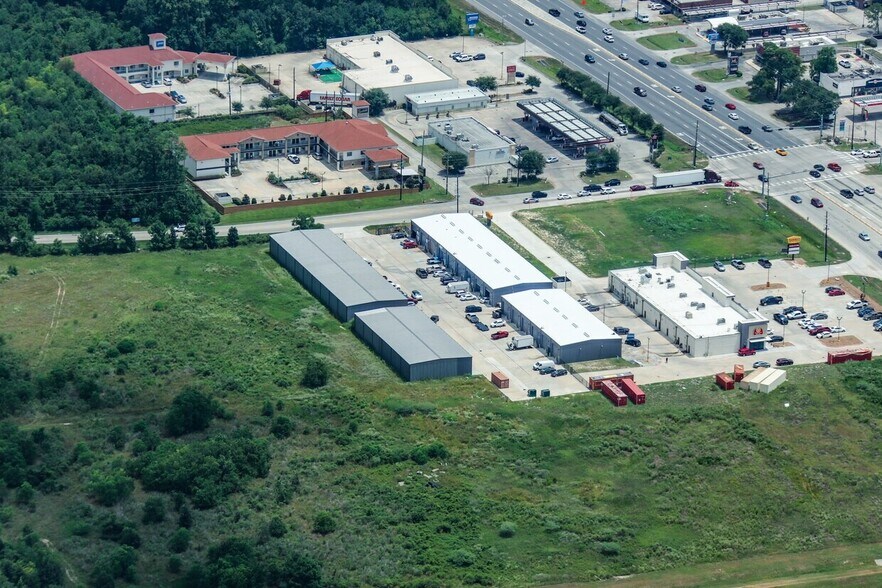 19737 Lee Rd Freestanding Buildings portefeuille de 3 propriétés à vendre sur LoopNet.ca - Photo du bâtiment - Image 1 de 7