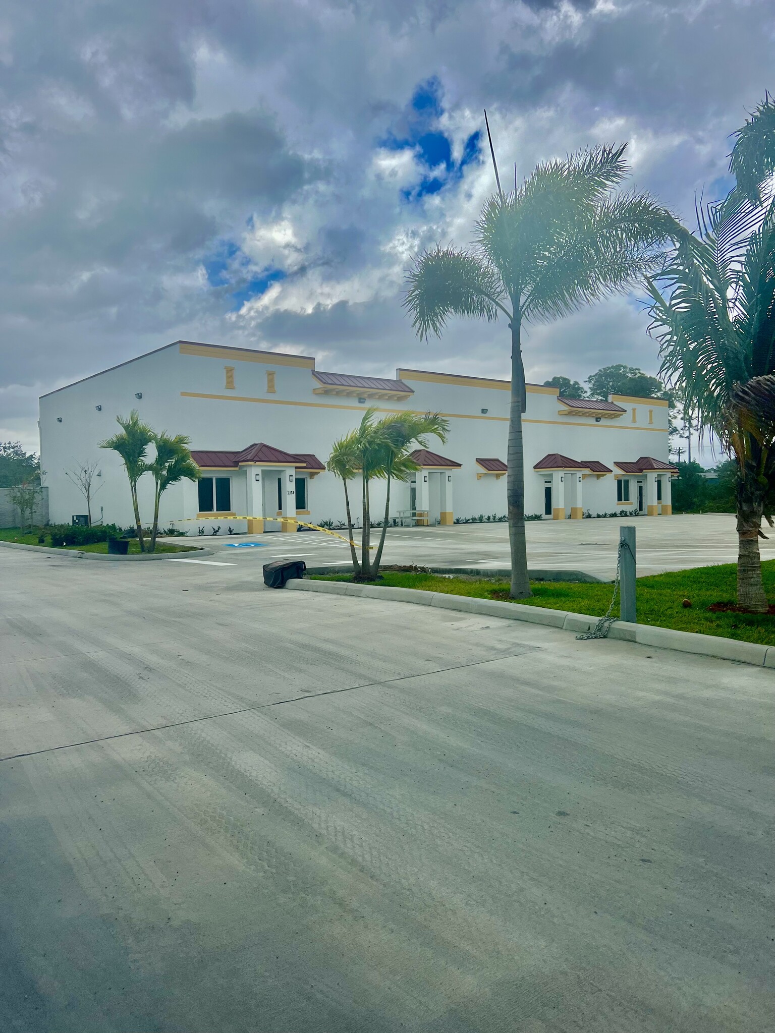 2174 NW Commerce Lakes Dr, Port Saint Lucie, FL for sale Primary Photo- Image 1 of 4