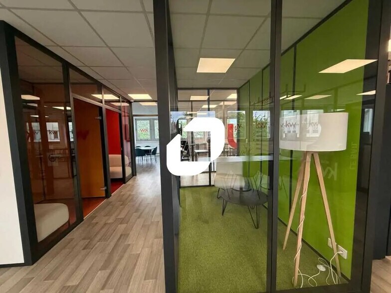 12 Chaussée Jules César, Osny for lease - Building Photo - Image 3 of 18