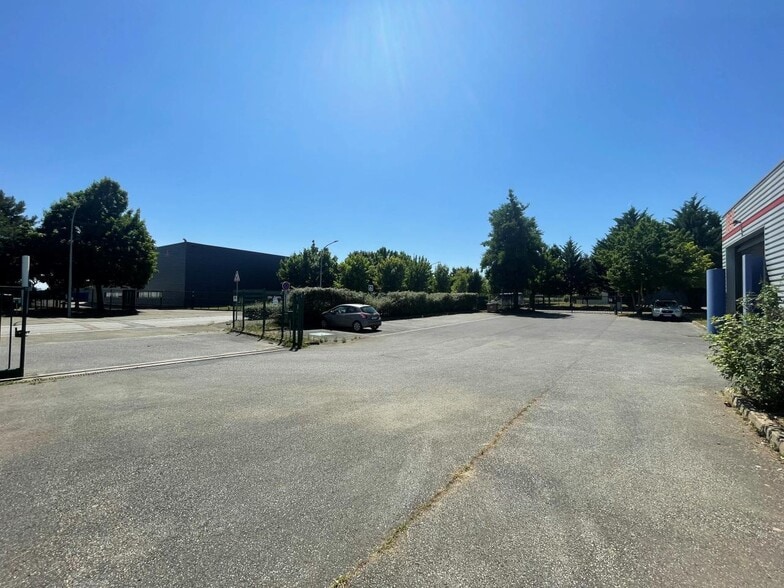 Flex in Houdan for lease - Building Photo - Image 1 of 7