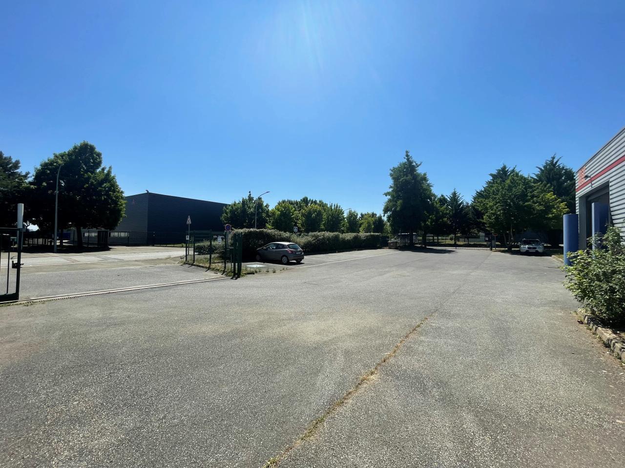 Flex in Houdan for lease Building Photo- Image 1 of 8