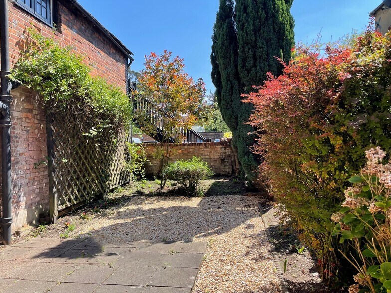 16 Wycombe End, Beaconsfield à louer - Photo du bâtiment - Image 3 de 7