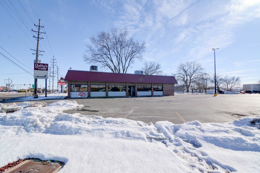 1385 E Pershing Rd, Decatur, IL for sale - Primary Photo - Image 1 of 25
