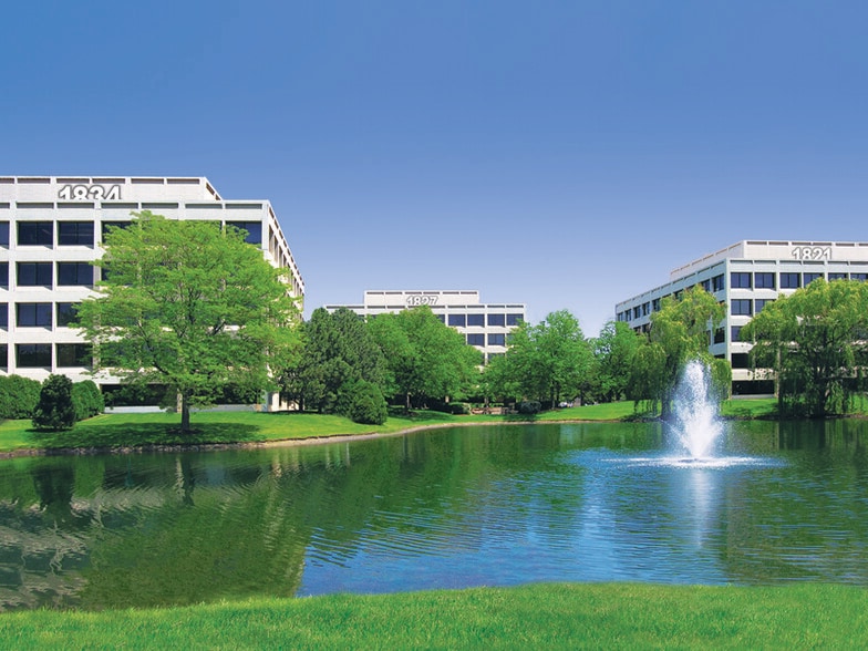1834 Walden Office Sq, Schaumburg, IL for lease - Building Photo - Image 2 of 8