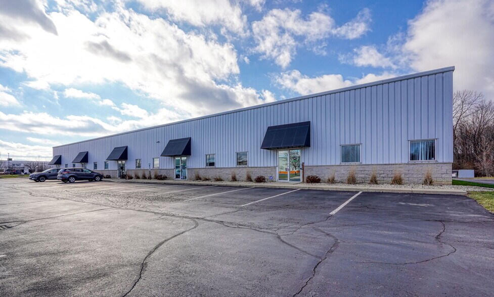 735 Cross Pointe Rd, Gahanna, OH à louer - Photo du bâtiment - Image 3 de 6