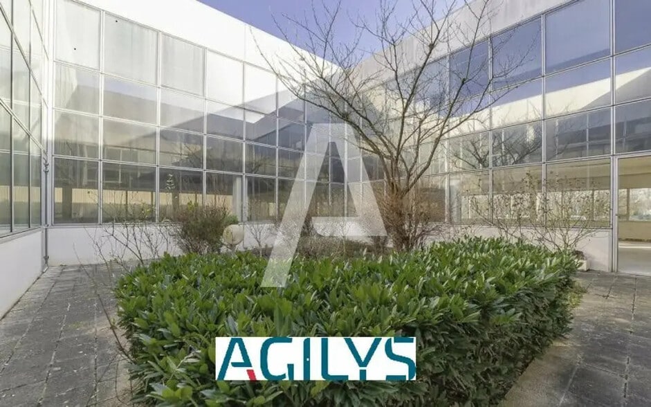 Flex in Les Ulis for lease - Building Photo - Image 2 of 7