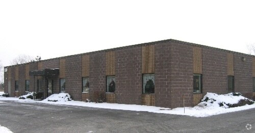 320 Gateway Park Dr, North Syracuse, NY à vendre - Photo du bâtiment - Image 2 de 4