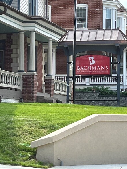 208 W Penn Ave, Wernersville, PA à louer - Photo du bâtiment - Image 2 de 12