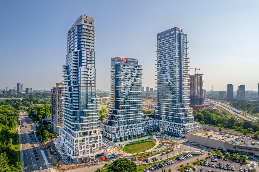 12 Inn On The Park Dr, Toronto, ON à vendre - Photo du bâtiment - Image 2 de 4