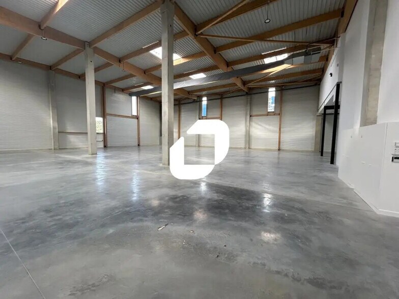 Industrial in Moissy-Cramayel for lease - Building Photo - Image 2 of 11