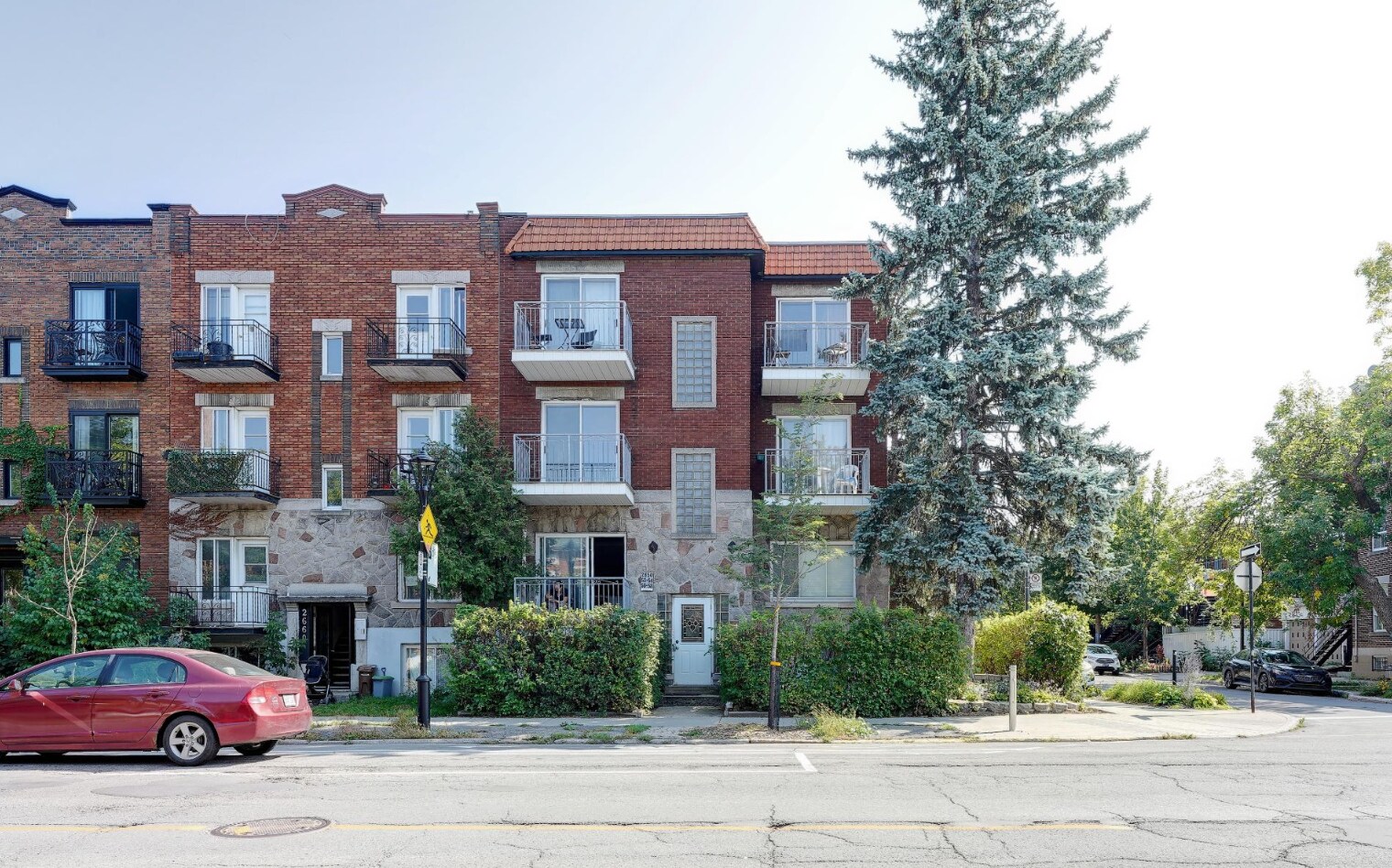2652 Rue Saint-Zotique E, Montréal, QC for sale Primary Photo- Image 1 of 1