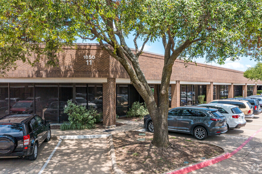 1850 Crown Dr, Dallas, TX for lease - Building Photo - Image 3 of 16