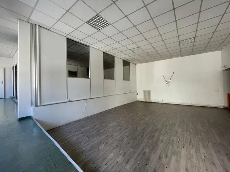 Flex in Arcueil for lease - Interior Photo - Image 3 of 4