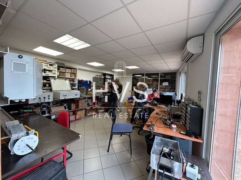 380 Rue Jean De Guiramand, Aix-en-Provence for lease - Interior Photo - Image 1 of 5