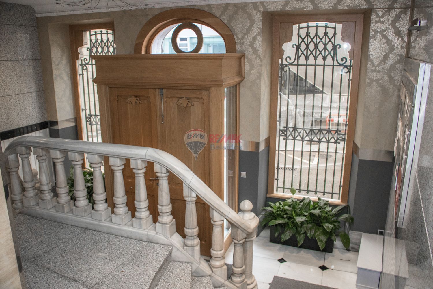 Commerce de détail dans Vigo à louer Hall d’entrée- Image 1 de 19