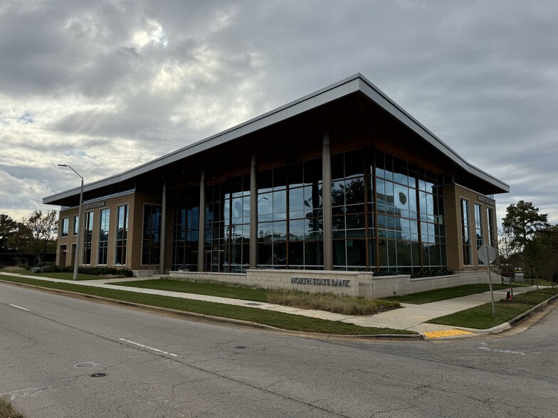 2413 Blue Ridge Rd, Raleigh, NC à louer - Photo du bâtiment - Image 1 de 10