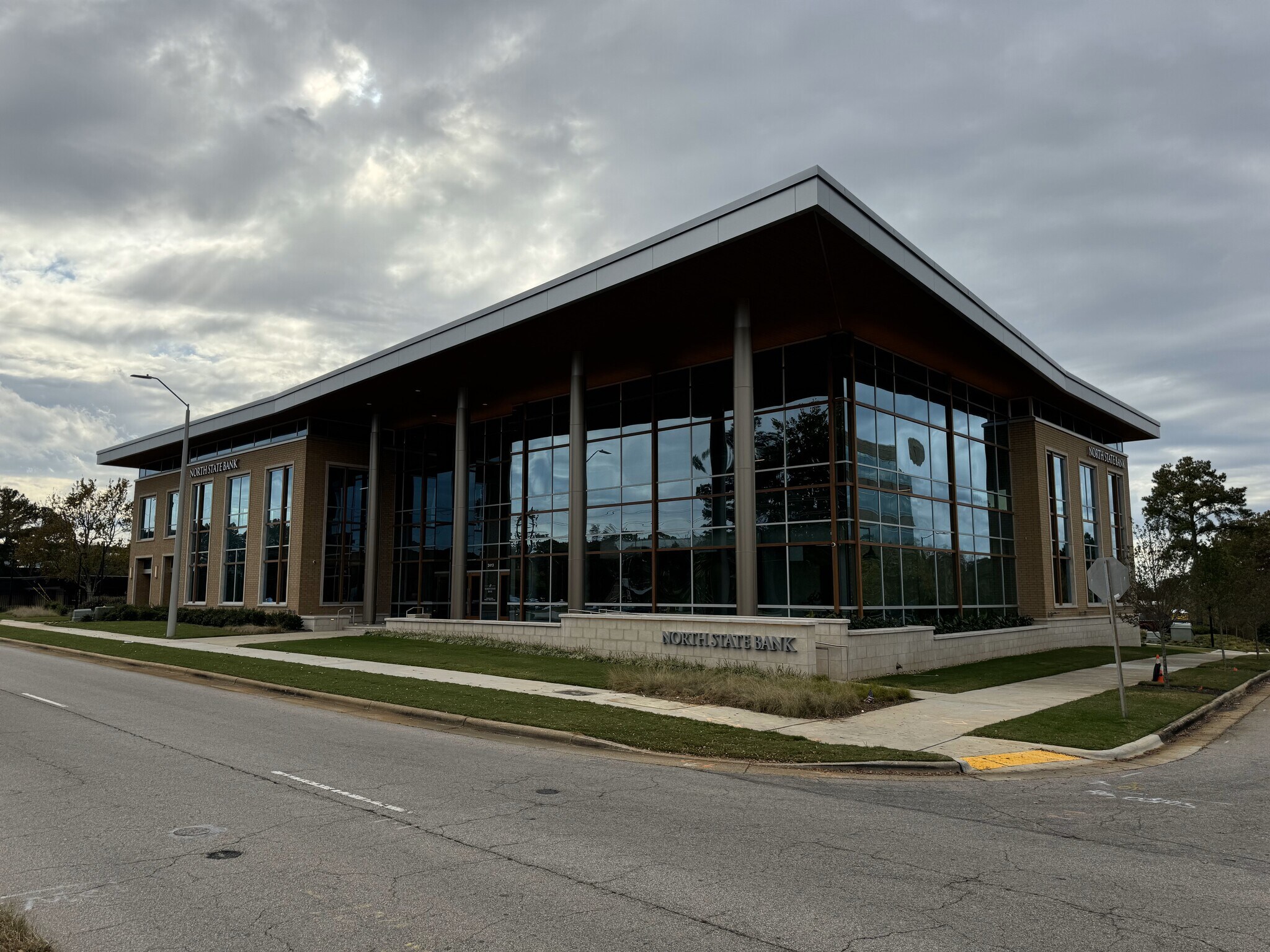 2413 Blue Ridge Rd, Raleigh, NC à louer Photo du bâtiment- Image 1 de 11