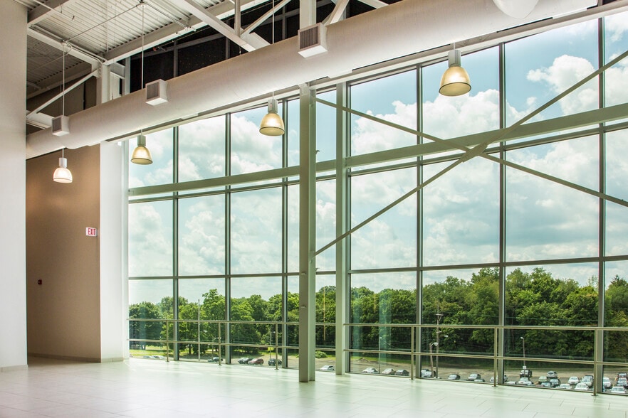 339 E Maple St, North Canton, OH for lease - Interior Photo - Image 2 of 6