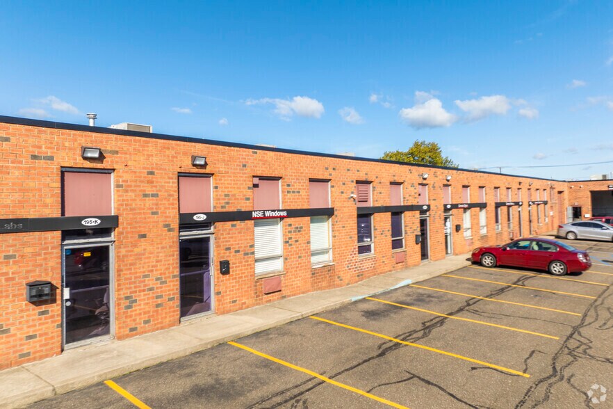 195 Central Ave, Farmingdale, NY à louer - Photo du bâtiment - Image 2 de 4