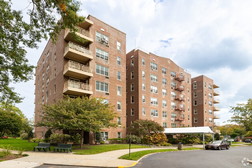 2335 Bell Blvd, Bayside, NY for sale - Primary Photo - Image 1 of 13
