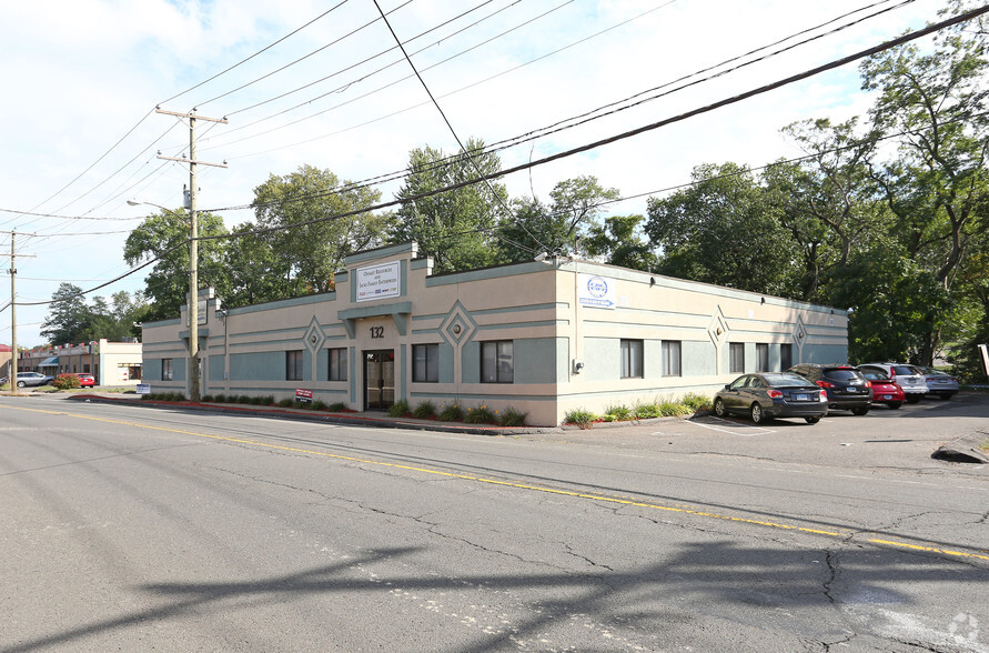 132-136 Riverside Ave, Bristol, CT à vendre - Photo principale - Image 1 de 1