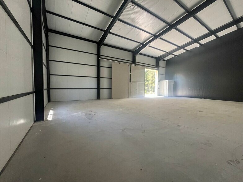 Flex in Vallabregues for lease - Interior Photo - Image 2 of 6