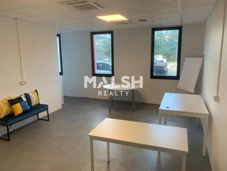 Office in Rillieux-la-Pape for lease - Building Photo - Image 2 of 8