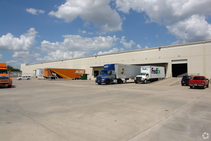 9010 W Little York Rd, Houston, TX à louer - Photo du bâtiment - Image 2 de 7