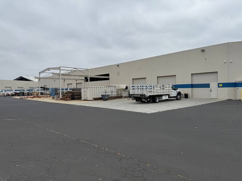 1301 Laurelwood Rd, Santa Clara, CA à louer - Photo du bâtiment - Image 2 de 14