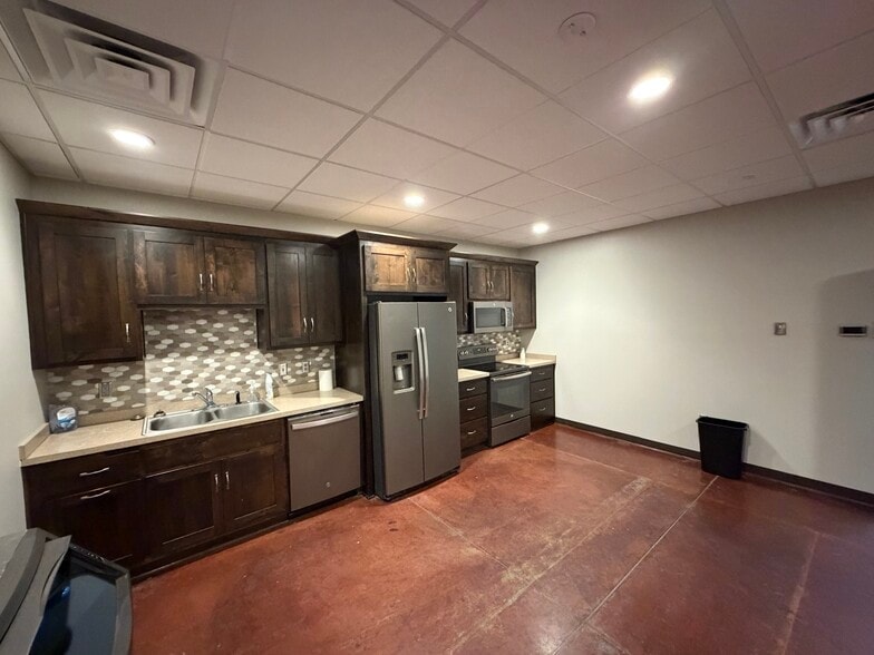 8576 N Green Hills Rd, Kansas City, MO for lease - Building Photo - Image 3 of 7