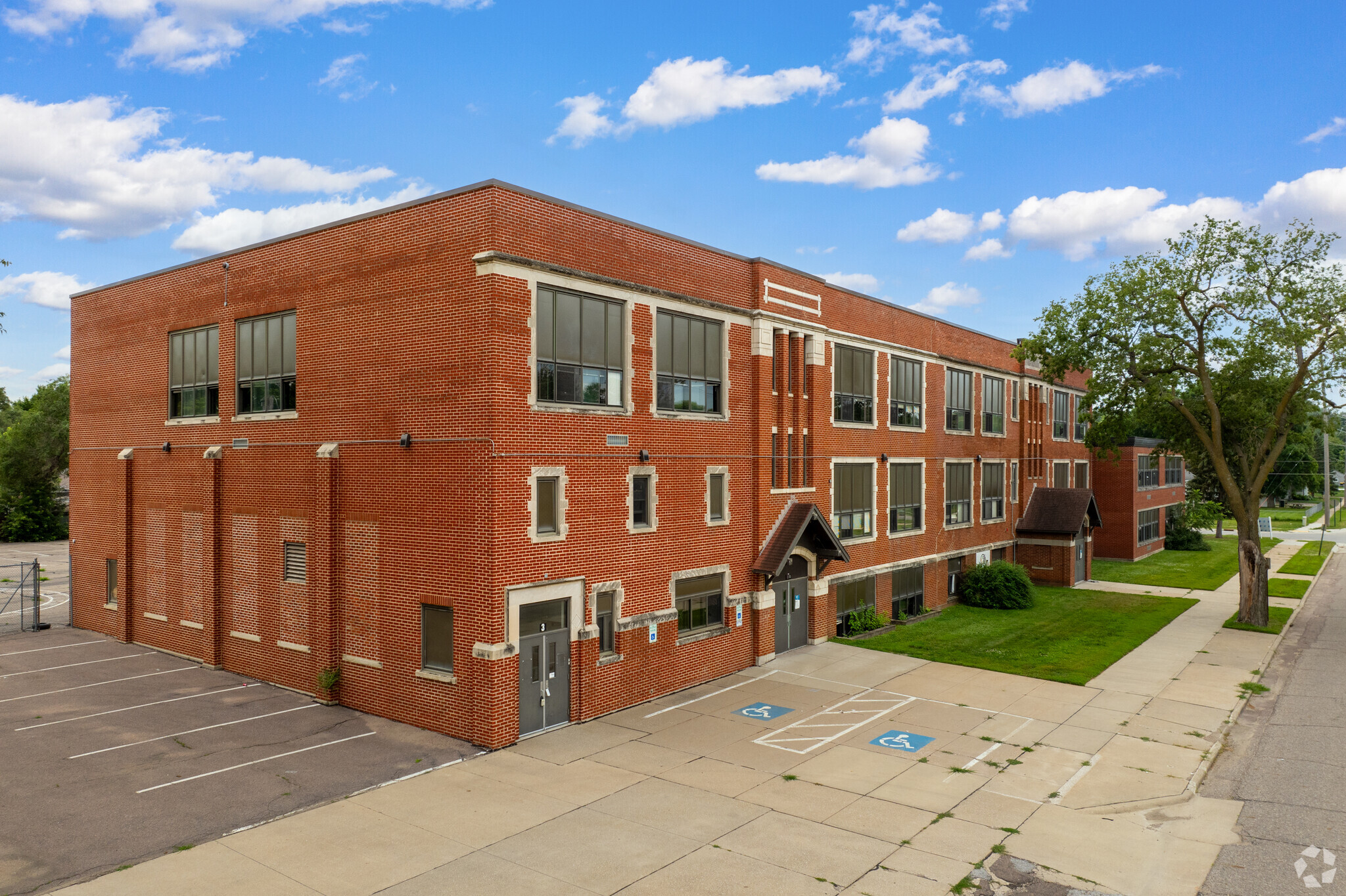 1114 W 27th St, Sioux City, IA for sale Primary Photo- Image 1 of 1